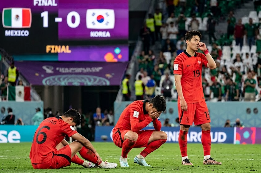 2026 월드컵 멕시코전에서 1대0으로 아쉽게 패배한 후 그라운드에 주저앉아 고개를 숙이고 있는 대한민국 축구 국가대표팀 선수들